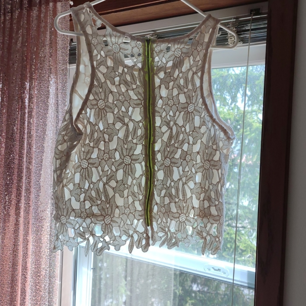Laced top - Picture 2 of 4